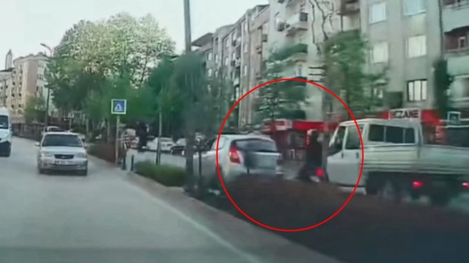 bursada-motosikletli-surucu-otomobile-carpti-udbqhVVV.jpg