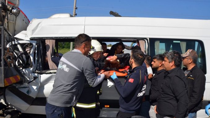 tur-minibusu-sulama-tankerine-carpti-5i-turist-6-yarali-mPXqqjQc.jpg