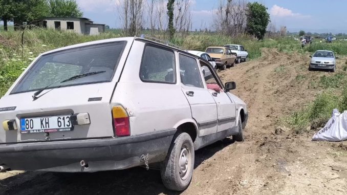 ciftci-satis-yapamadi-tarlasini-halka-acinca-akin-edildi-LZeNkCys.jpg