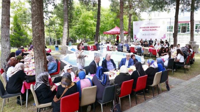 denizli-protokolu-sehit-anneleriyle-bulustu-D3tICzbe.jpg