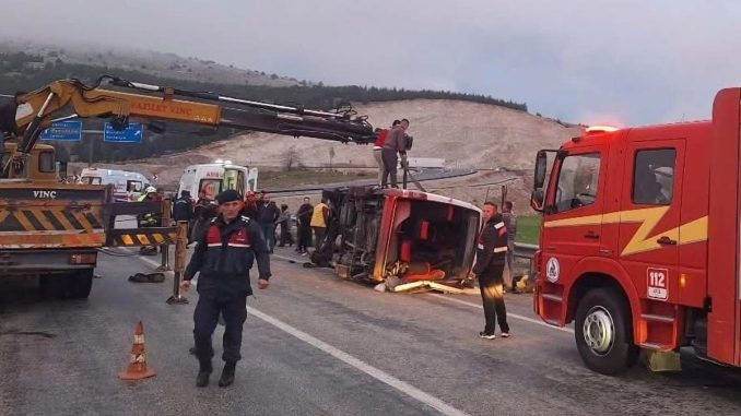 tekstil-iscilerini-tasiyan-minibus-kontrolden-cikti-13-kisi-yaralandi-v7N7J6cx.jpg